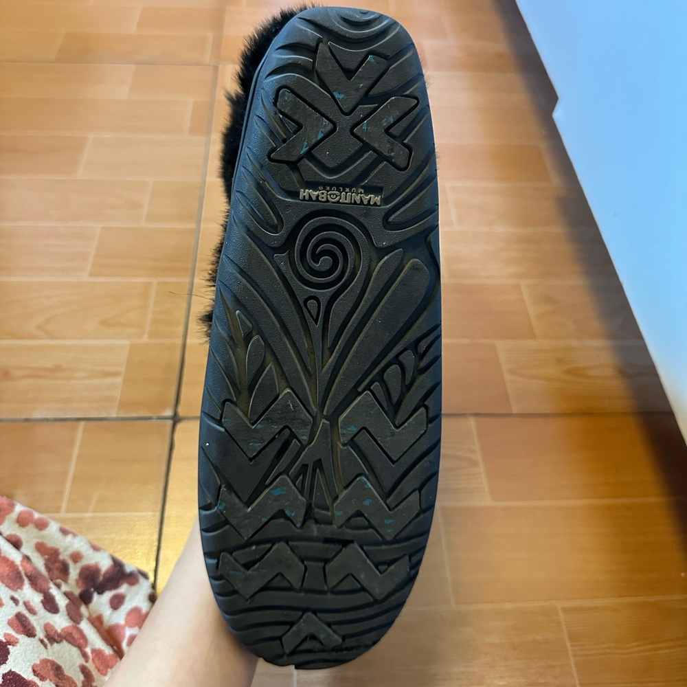 New w/o tags (never worn) waterproof faux fur Indigenous/Native winter boots. - Picture 6 of 13